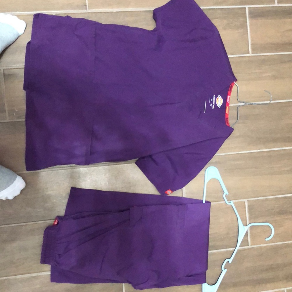 Scrub set